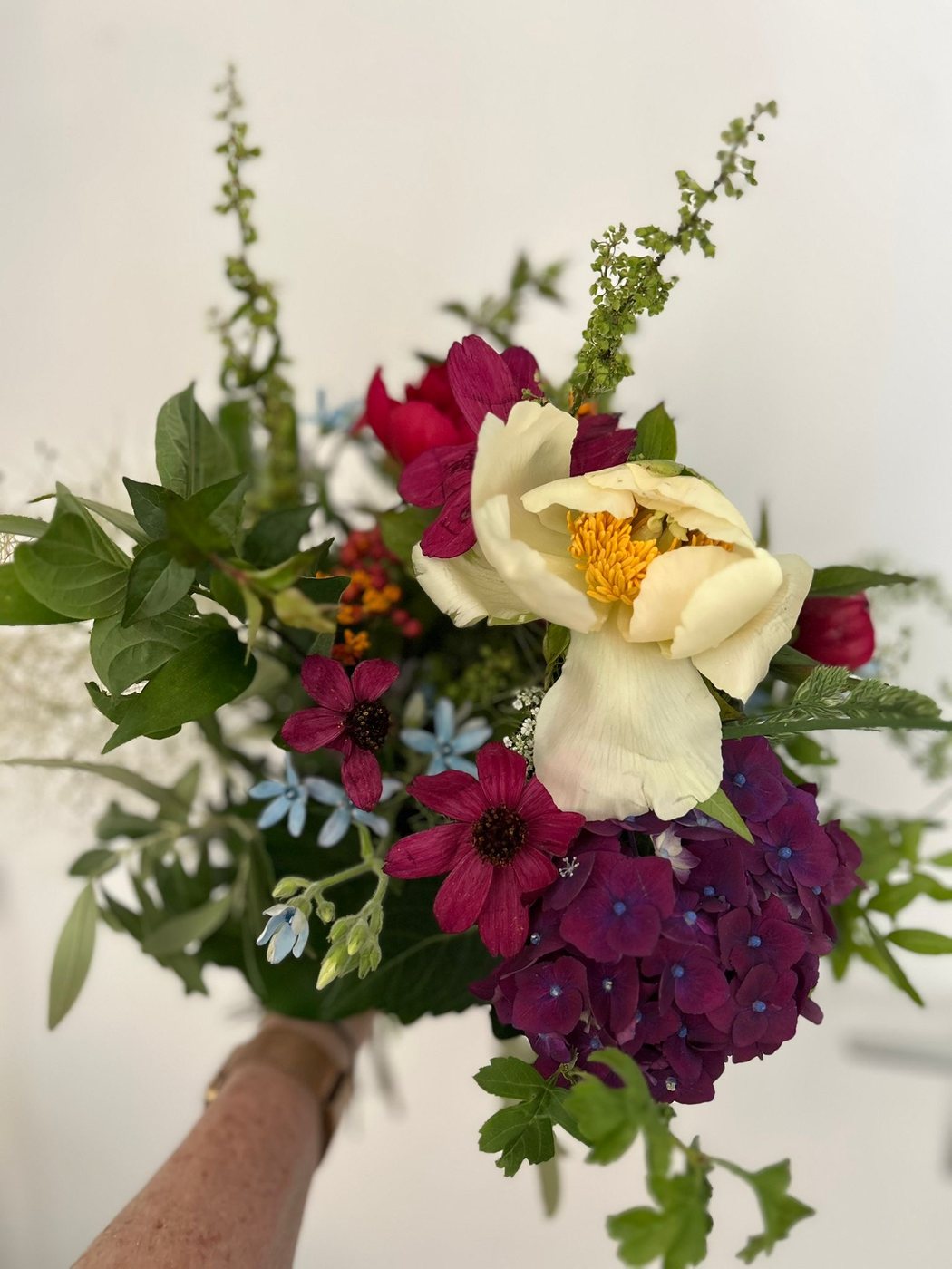 Bouquet champêtre pivoine et fleurs pourpres