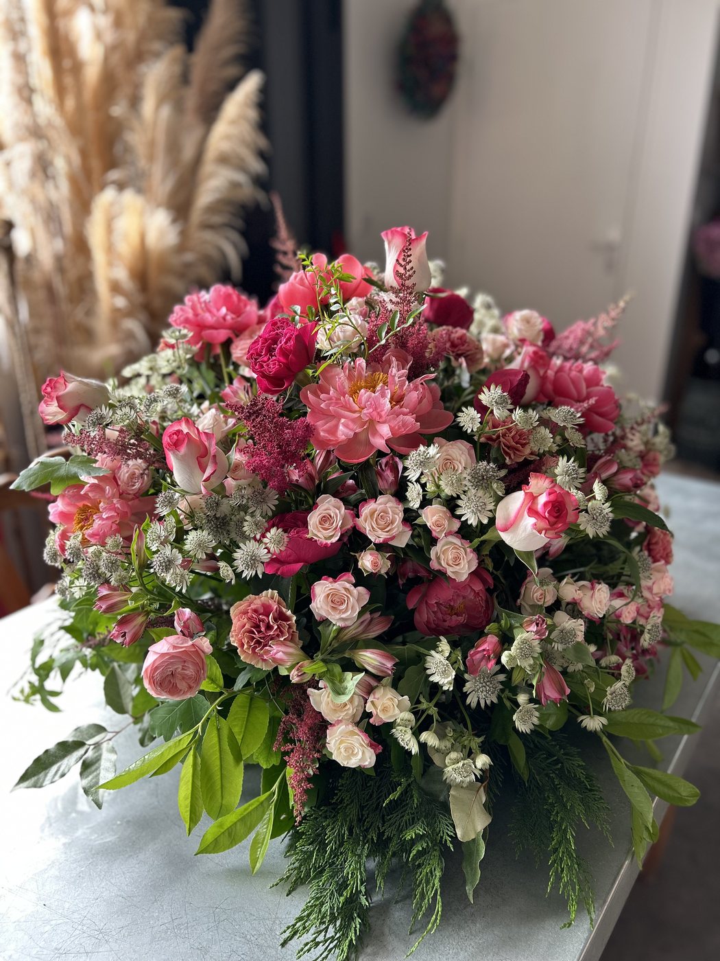 Grande composition de roses et fleurs roses