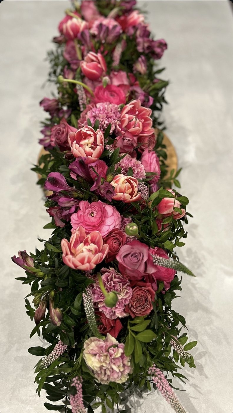 Chemin de table floral en camaïeu de roses