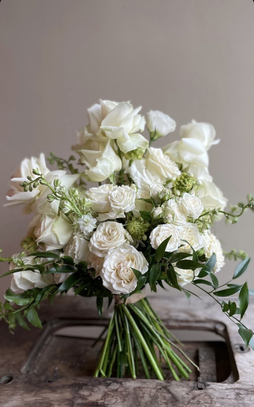 Bouquet de mariée en roses blanches