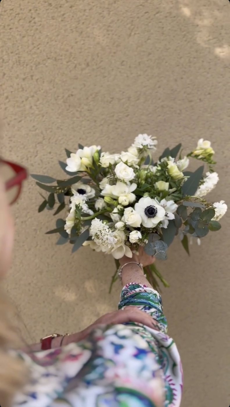 Bouquet blanc aux anémones à la main