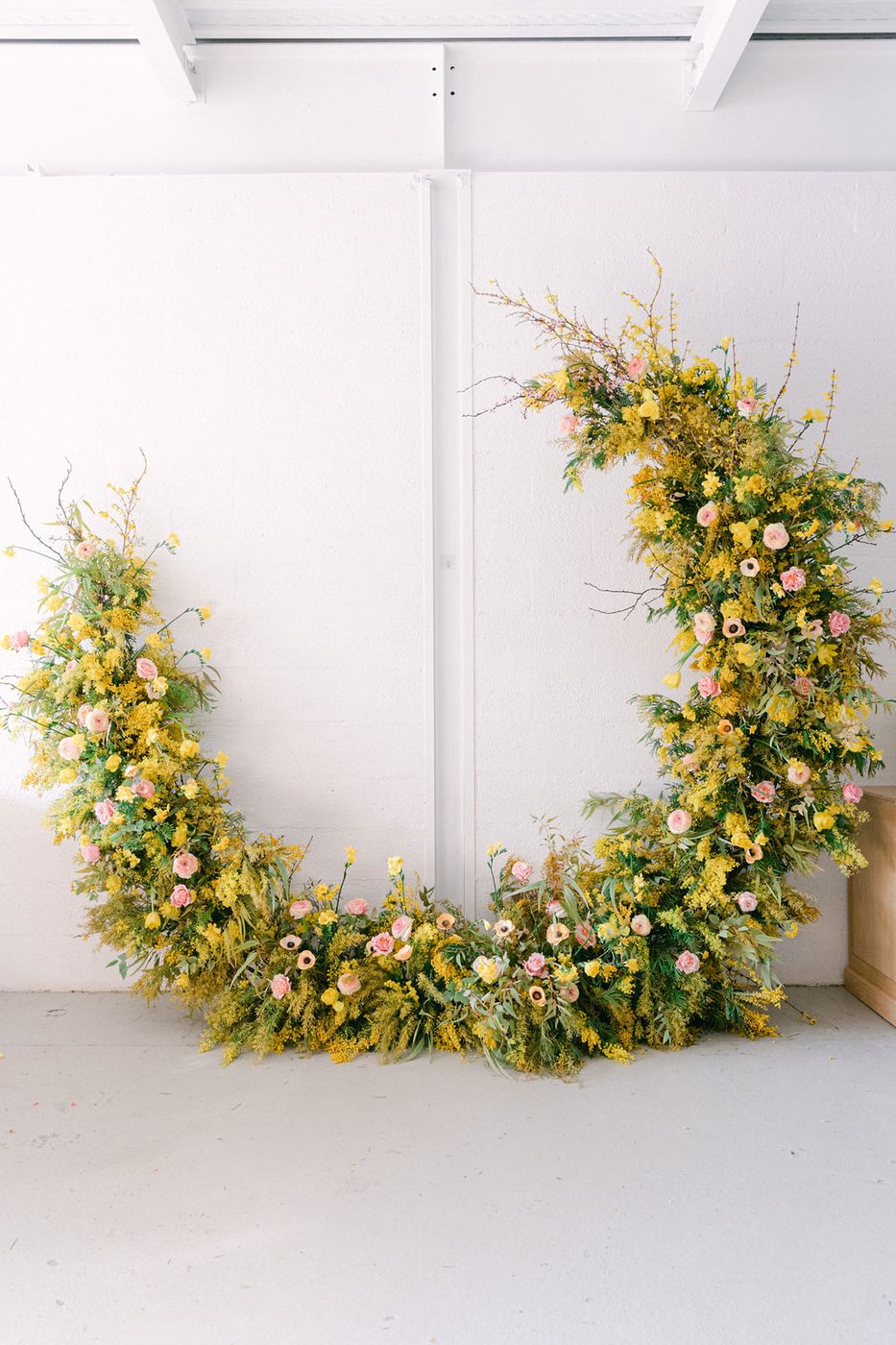 Arche florale en croissant jaune et pastel