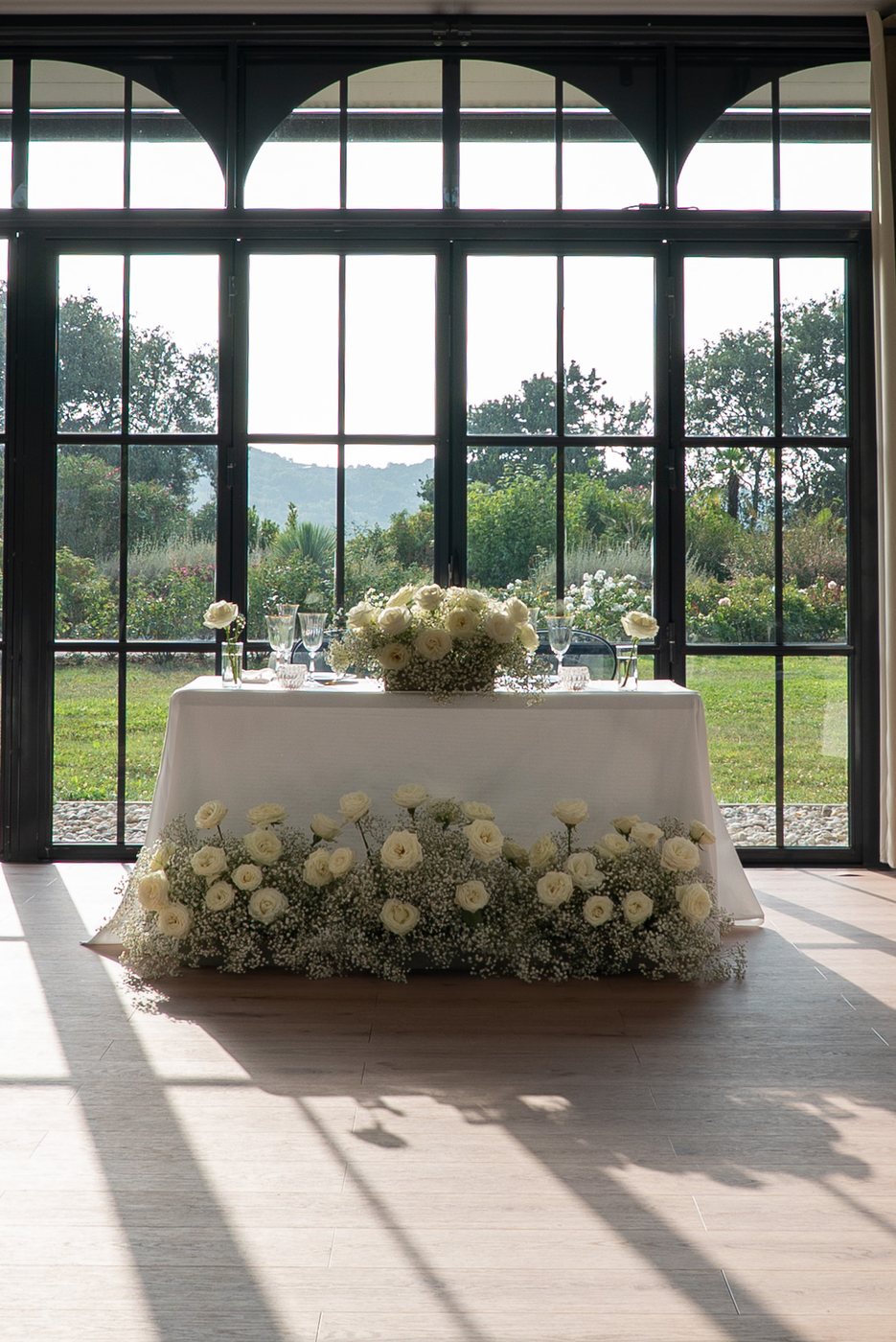 Table d'honneur habillée de fleurs blanches