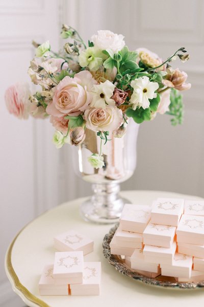 Centre de table pastel et cadeaux d'invités