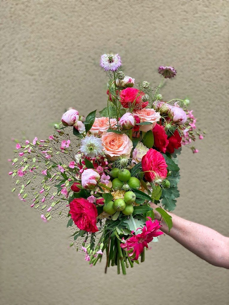 Bouquet vif roses rouges et feuillages