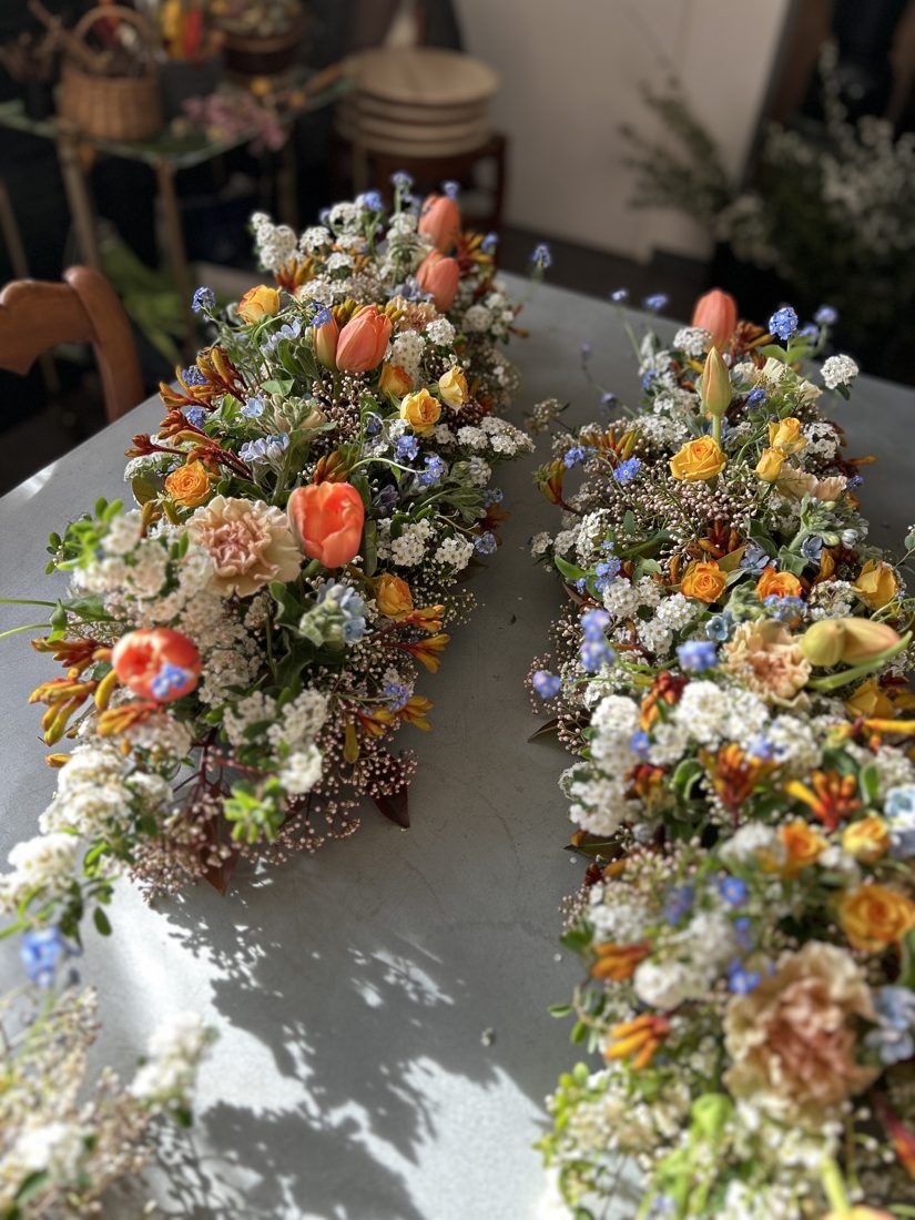 Composition florale colorée sur mange-debout
