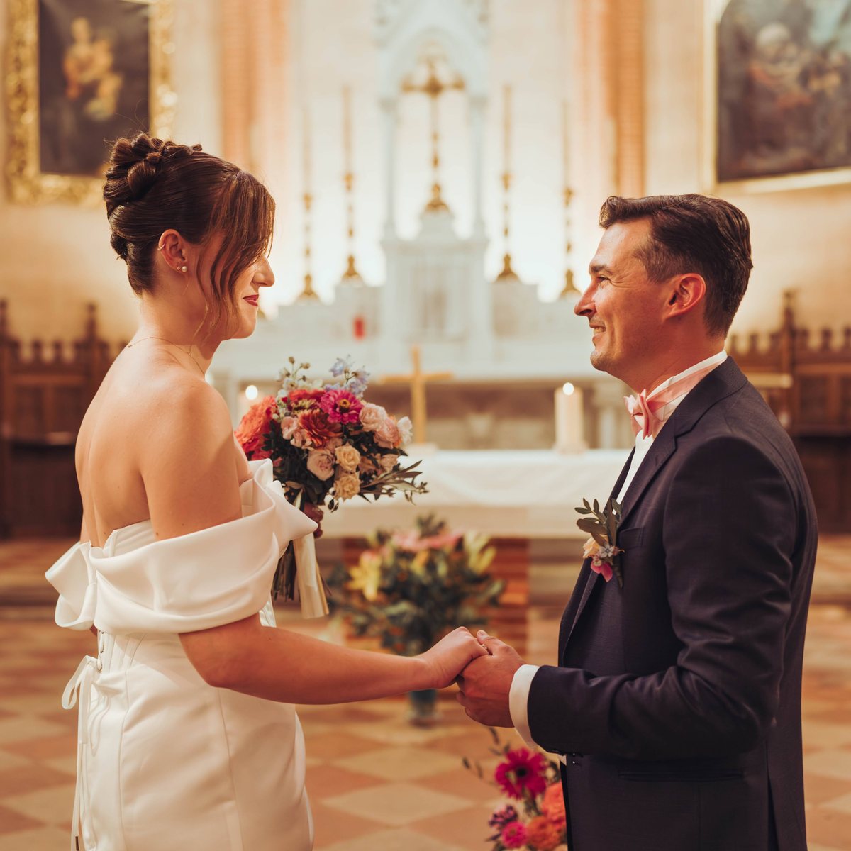 Mariage, couple et fleurs